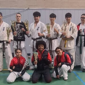 va3457-kárate copa oyama Equipo de karatecas del Saito Dojo Torrevieja con sus medallas y trofeos