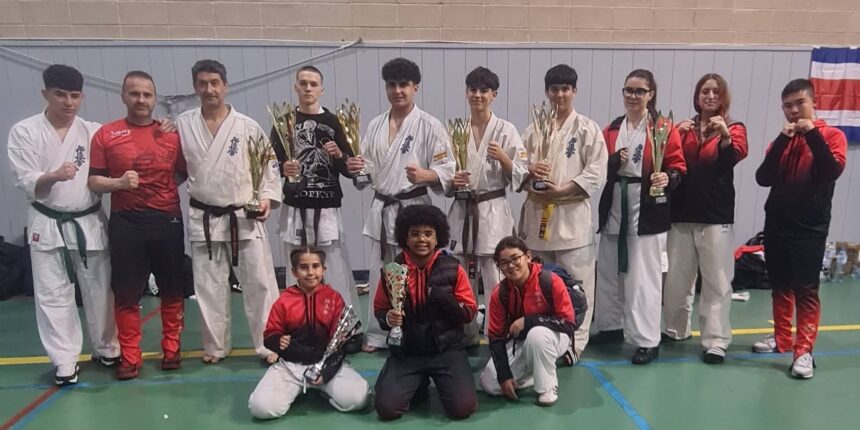 Equipo de karatecas del Saito Dojo Torrevieja con sus medallas y trofeos