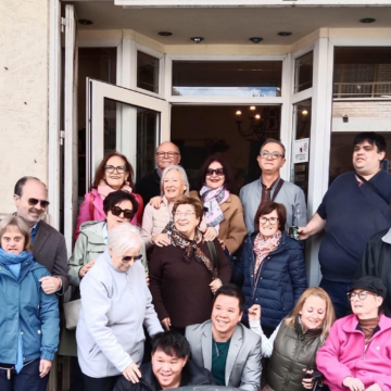 va3457-fina-martinez-jubilacion-floristeria-torrevieja.jpg Fina Martínez celebra su jubilación junto a vecinos y clientes en su floristería de Torrevieja