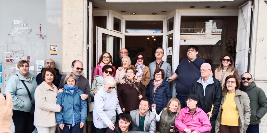Fina Martínez celebra su jubilación junto a vecinos y clientes en su floristería de Torrevieja