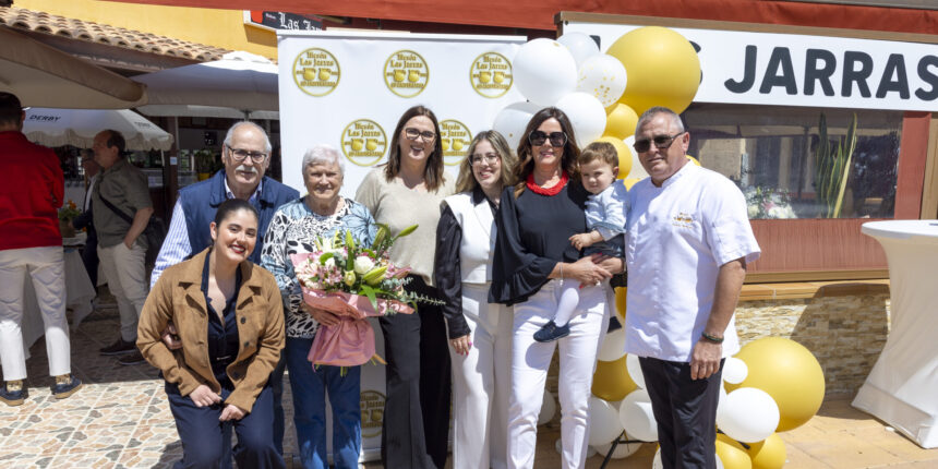 Familia fundadora y actuales propietarios del Restaurante Las Jarras