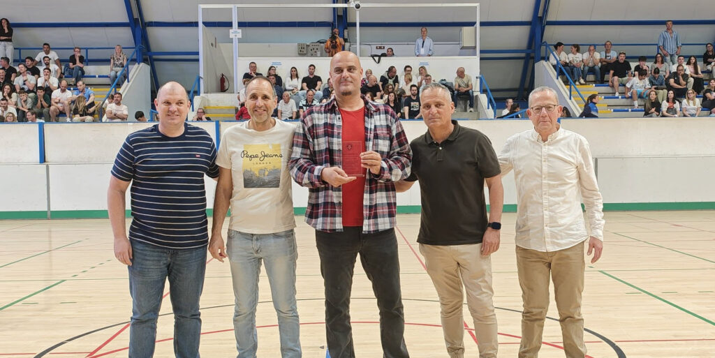 Pablo López Mateo junto a representantes institucionales tras recibir un reconocimiento por sus 14 años de gestión al frente de la entidad