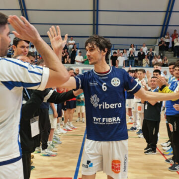Rafa Ballester recibe el aplauso de sus compañeros y la afición en el pabellón Cecilio Gallego durante su despedida tras 22 temporadas
