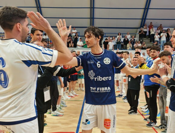 Rafa Ballester recibe el aplauso de sus compañeros y la afición en el pabellón Cecilio Gallego durante su despedida tras 22 temporadas
