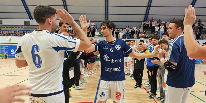 Rafa Ballester recibe el aplauso de sus compañeros y la afición en el pabellón Cecilio Gallego durante su despedida tras 22 temporadas