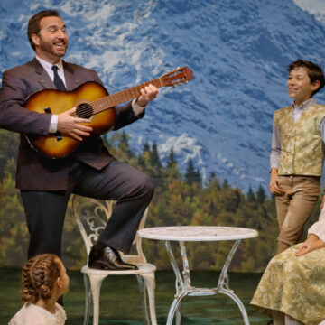 Actores de la compañía Theatre Properties interpretando una escena del musical "Sonrisas y Lágrimas"