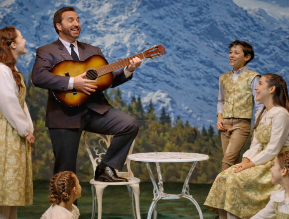 Actores de la compañía Theatre Properties interpretando una escena del musical "Sonrisas y Lágrimas"