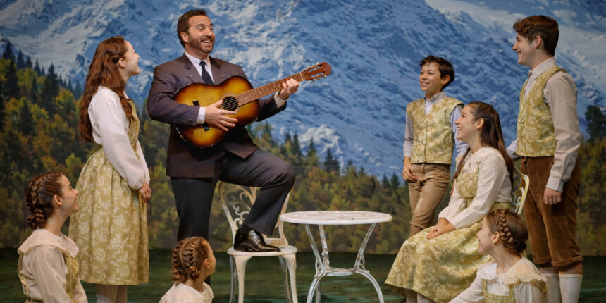 Actores de la compañía Theatre Properties interpretando una escena del musical "Sonrisas y Lágrimas"