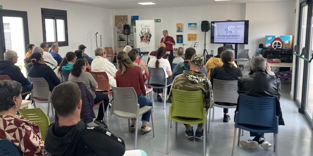 El salón de actos del centro torrevejense luce completo de público durante la presentación de los músicos
