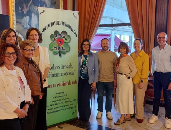 Representantes de la asociación ASIMEPP y autoridades locales junto a un cartel informativo durante el inicio de las actividades por el Día Internacional de la Fibromialgia