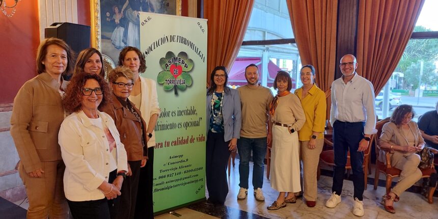 Representantes de la asociación ASIMEPP y autoridades locales junto a un cartel informativo durante el inicio de las actividades por el Día Internacional de la Fibromialgia