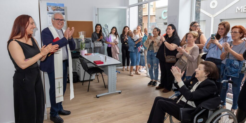 El párroco José Antonio Gea realiza la bendición del centro Aula 360º ante la presencia de la directora, familiares y asistentes