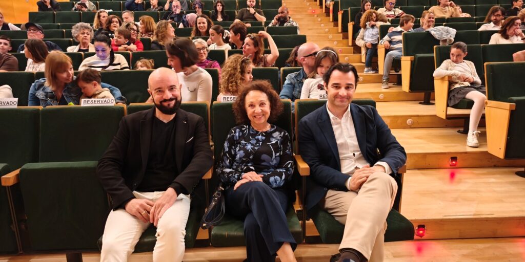 El alcalde Eduardo Dolón, la presidenta Josefina Nieto y el concejal José Antonio Quesada ocupan sus asientos reservados entre el numeroso público que asistió al evento literario