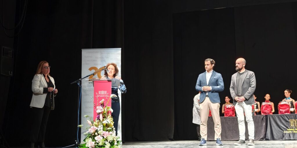 Josefina Nieto se dirige al público desde el atril durante la gala de entrega de premios celebrada en Torrevieja