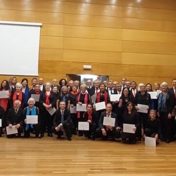 Alumnos del Curso de Música Inclusivo Francisco Casanovas muestran sus diplomas