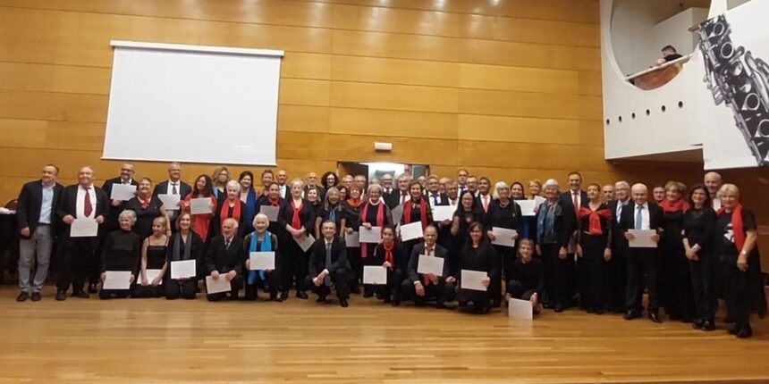 Alumnos del Curso de Música Inclusivo Francisco Casanovas muestran sus diplomas