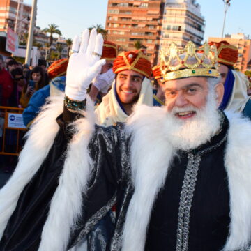 Fernando Pérez Rebollo saludando durante una cabalgata caracterizado como el Rey Melchor, luciendo su icónica barba blanca y corona dorada