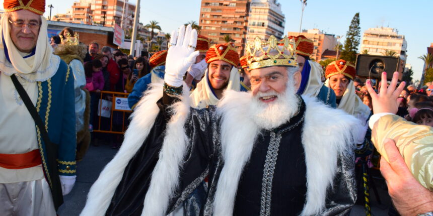 Fernando Pérez Rebollo saludando durante una cabalgata caracterizado como el Rey Melchor, luciendo su icónica barba blanca y corona dorada