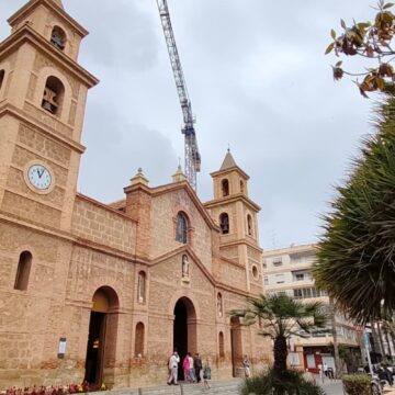 Vista exterior de la Parroquia de la Inmaculada Concepción de Torrevieja bajo un cielo grisaceo