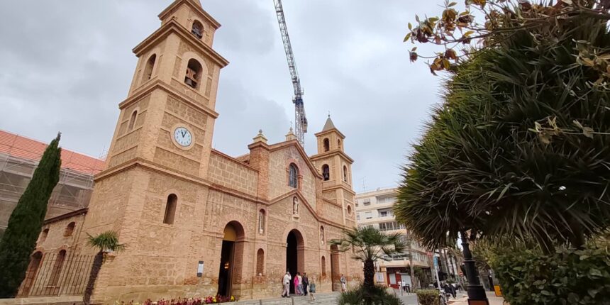Vista exterior de la Parroquia de la Inmaculada Concepción de Torrevieja bajo un cielo grisaceo