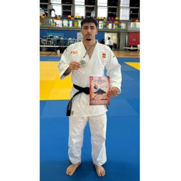 Iker Spooner Sánchez luce su medalla de bronce y el diploma acreditativo de la Supercopa de España Absoluta