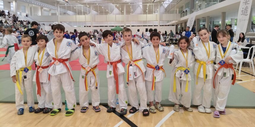 Judokas del Judo Club Nozomi de Torrevieja tras conseguir 21 medallas en la Copa de Judo de San Vicente