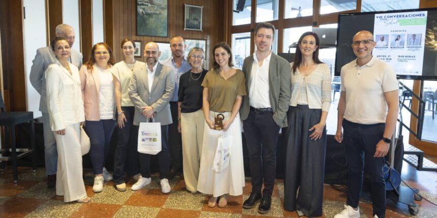 VA3465-013-vacunas-torrevieja-conversaciones-salud.jpg Rosa Cañón y Ricardo Recuero junto a profesionales sanitarios en la jornada sobre vacunas celebrada en Torrevieja