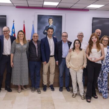 Homenaje a los funcionarios municipales jubilados en el Ayuntamiento de Torrevieja