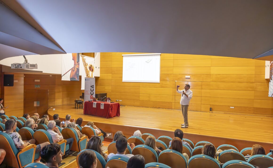 Jesús Pernas durante la jornada sobre educación digital segura celebrada en el Palacio de la Música de Torrevieja