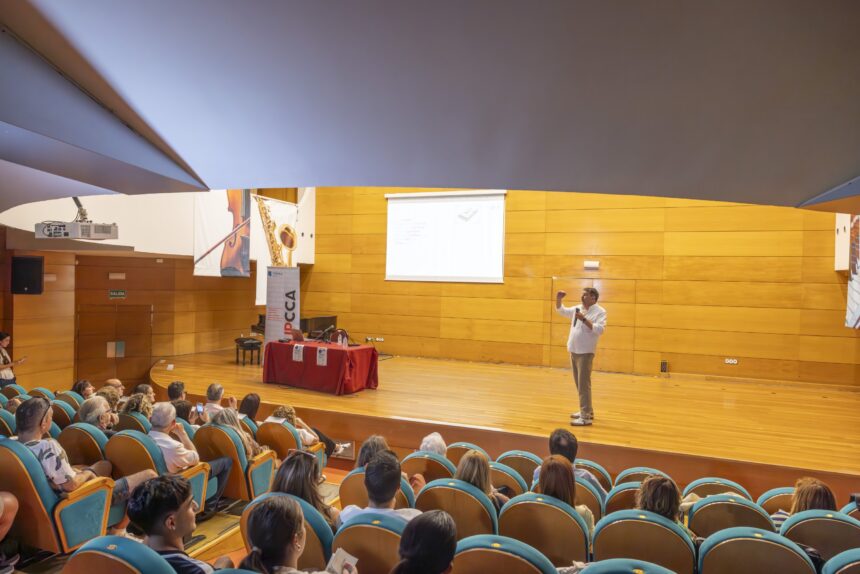 VA3465-jesus-pernas-educacion-digital-torrevieja.jpg Jesús Pernas durante la jornada sobre educación digital segura celebrada en el Palacio de la Música de Torrevieja