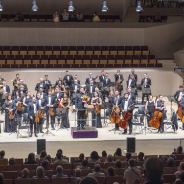 Francisco Fierro e integrantes de la Orquesta Sinfónica de Torrevieja durante el concierto dedicado a Brahms