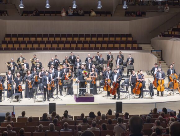 VA3465-orquesta-sinfonica-torrevieja-brahms-francisco-fierro.jpg Francisco Fierro e integrantes de la Orquesta Sinfónica de Torrevieja durante el concierto dedicado a Brahms