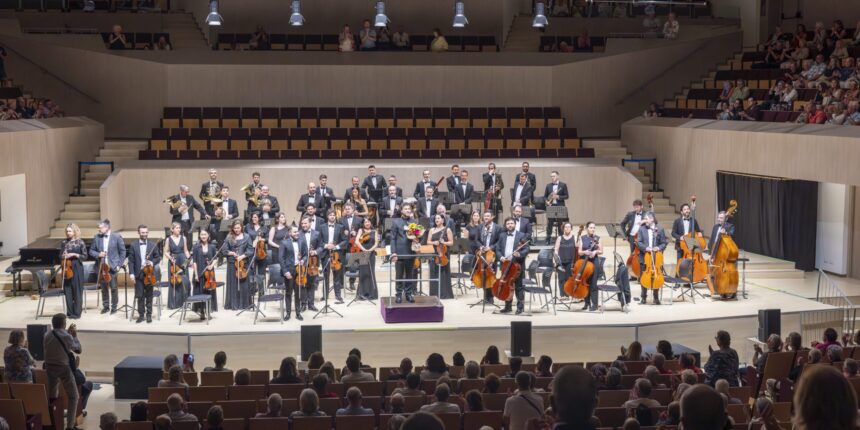 VA3465-orquesta-sinfonica-torrevieja-brahms-francisco-fierro.jpg Francisco Fierro e integrantes de la Orquesta Sinfónica de Torrevieja durante el concierto dedicado a Brahms