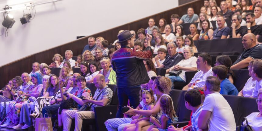 Público en el teatro de Torrevieja
