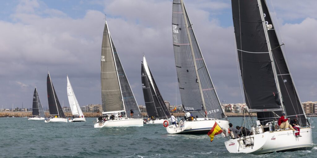 Numerosa flota de veleros navega por las aguas de Torrevieja durante el recorrido de la competición