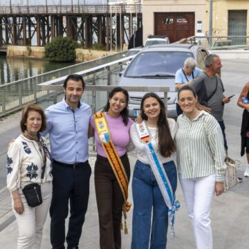 Eduardo Dolón, Inmaculada Montesinos, María José Ruiz y Trudi Páez acompañan a la Reina de la Sal y su Dama durante la celebración del Día del Mayor en el paseo de Vista Alegre