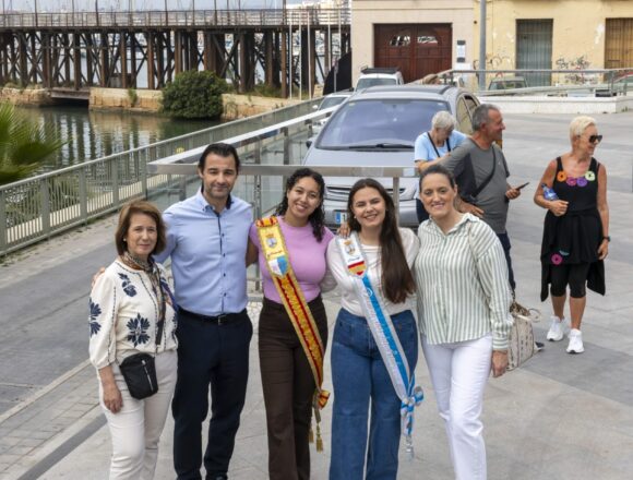 Eduardo Dolón, Inmaculada Montesinos, María José Ruiz y Trudi Páez acompañan a la Reina de la Sal y su Dama durante la celebración del Día del Mayor en el paseo de Vista Alegre
