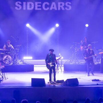 La banda madrileña Sidecars actúa sobre el escenario del Auditorio Internacional de Torrevieja