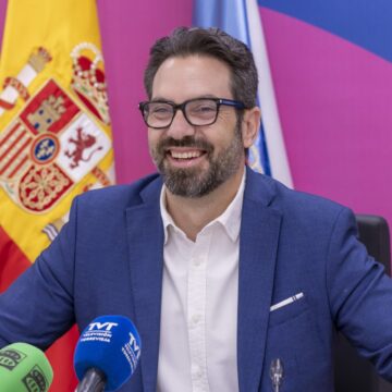 Federico Alarcón durante la comparecencia para informar sobre los acuerdos de la Junta de Gobierno Local de Torrevieja