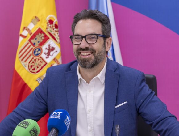Federico Alarcón durante la comparecencia para informar sobre los acuerdos de la Junta de Gobierno Local de Torrevieja