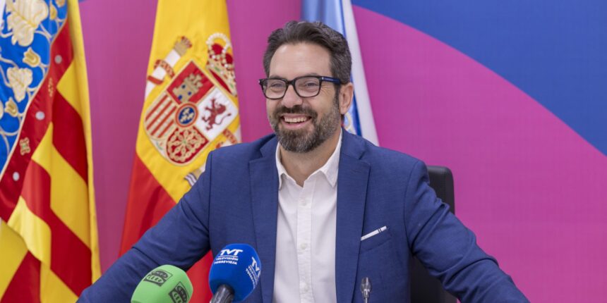 Federico Alarcón durante la comparecencia para informar sobre los acuerdos de la Junta de Gobierno Local de Torrevieja