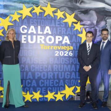 Representantes institucionales en el photocall de la Gala Europa Torrevieja 2026
