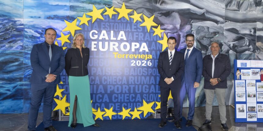Representantes institucionales en el photocall de la Gala Europa Torrevieja 2026