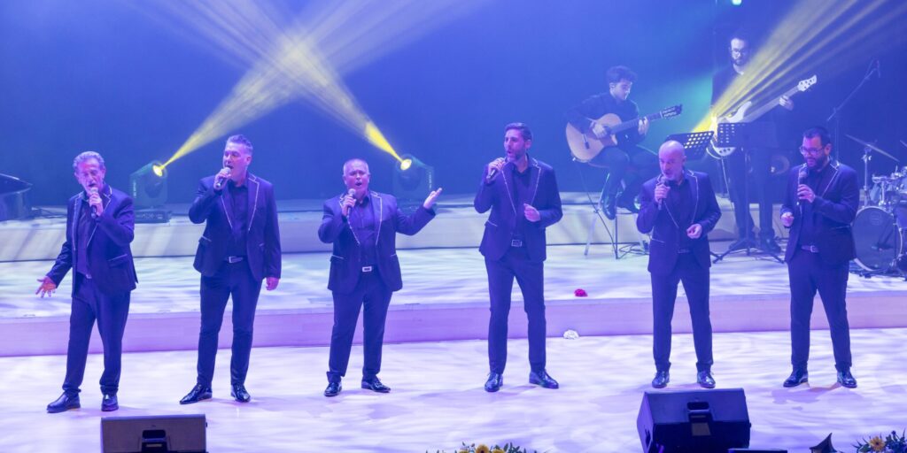 El grupo vocal torrevejense Sette Voci interpreta el himno de la Unión Europea y una selección de clásicos de Eurovisión durante la gala en el Auditorio Internacional