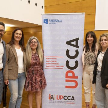 epresentantes del Ayuntamiento de Torrevieja y la UPCCA presentan el cartel de las jornadas sobre convivencia y ciudadanía digital