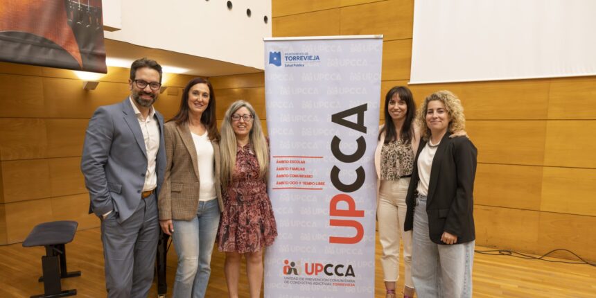 epresentantes del Ayuntamiento de Torrevieja y la UPCCA presentan el cartel de las jornadas sobre convivencia y ciudadanía digital