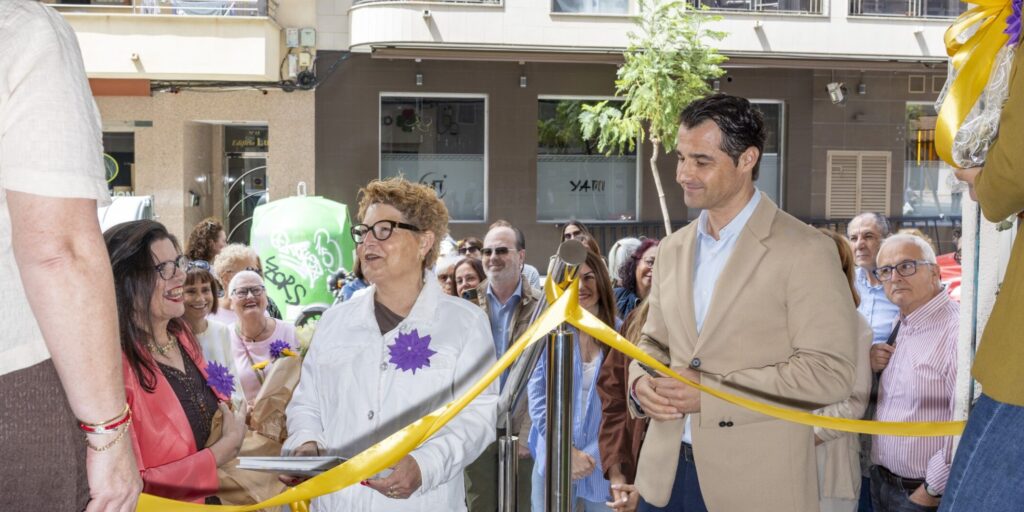 El alcalde Eduardo Dolón y las representantes de Asimepp participan en el tradicional corte de cinta para inaugurar las nuevas instalaciones en la calle San Policarpo