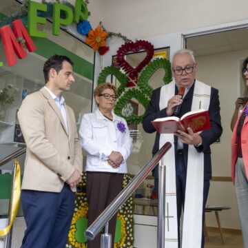 El párroco José Antonio Gea realiza la bendición de la nueva sede de Asimepp ante la presencia del alcalde Eduardo Dolón y las responsables de la asociación