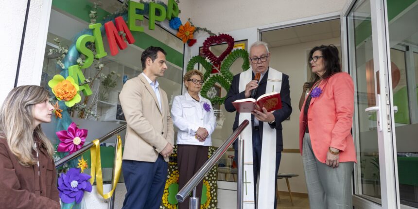 El párroco José Antonio Gea realiza la bendición de la nueva sede de Asimepp ante la presencia del alcalde Eduardo Dolón y las responsables de la asociación