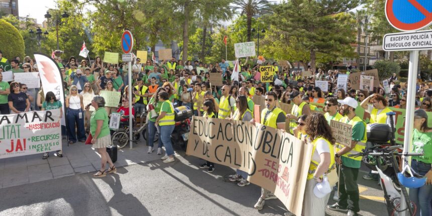 Docentes de la Vega Baja sostienen una gran pancarta en defensa de una educación pública y de calidad durante la jornada de huelga en Torrevieja